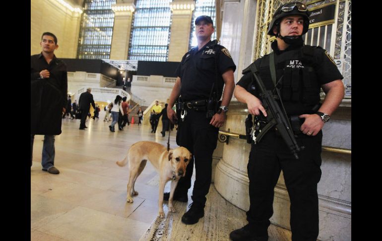 En Grand Central Terminal, 'Roma? entrenada a olfatear explosivos, es parte del operativo. AFP  /