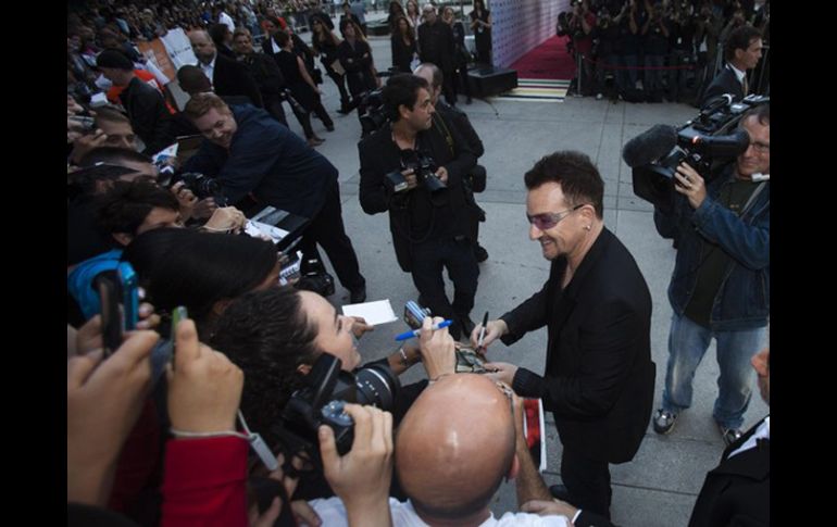 Las estrellas de U2 convocaron a cientos de admiradores. REUTERS  /