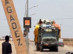 Un transporte libio llega a Agadez en Niger, como parte de la caravana de fieles a Gadhafi que se refugian en este país. REUTERS  /