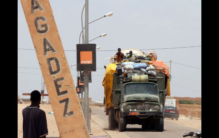 Un transporte libio llega a Agadez en Niger, como parte de la caravana de fieles a Gadhafi que se refugian en este país. REUTERS  /