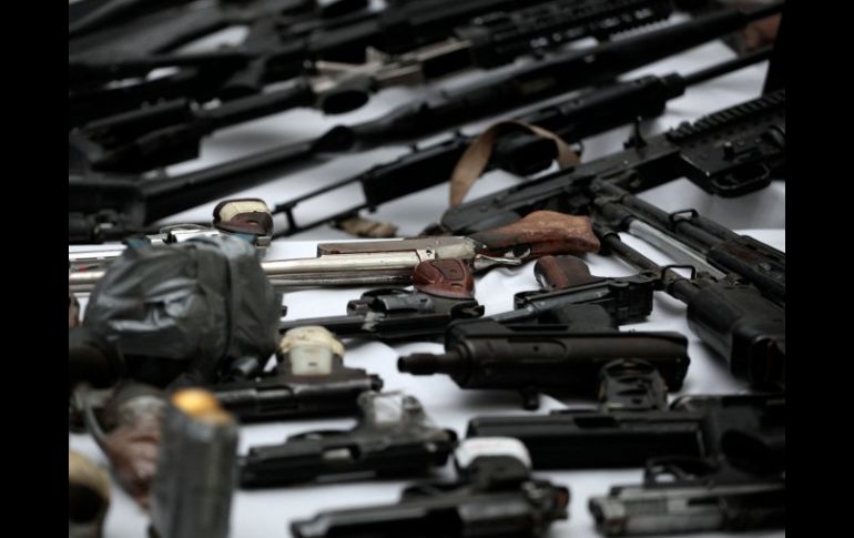 Armas decomisadas. La operación encubierta permitió el trasiego ilegal de unas dos mil armas a México. ARCHIVO  /