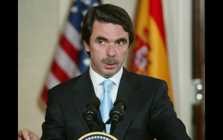 José María Aznar responde preguntas durante la rueda de prensa tras manifestar su apoyo a la decisión de Bush sobre Irak. ARCHIVO  /