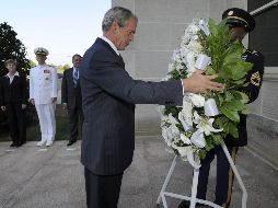 Bush coloca una ofrenda floral en el sitio del 11 de septiembre de 2001, ataque en el Pentágono. REUTERS  /