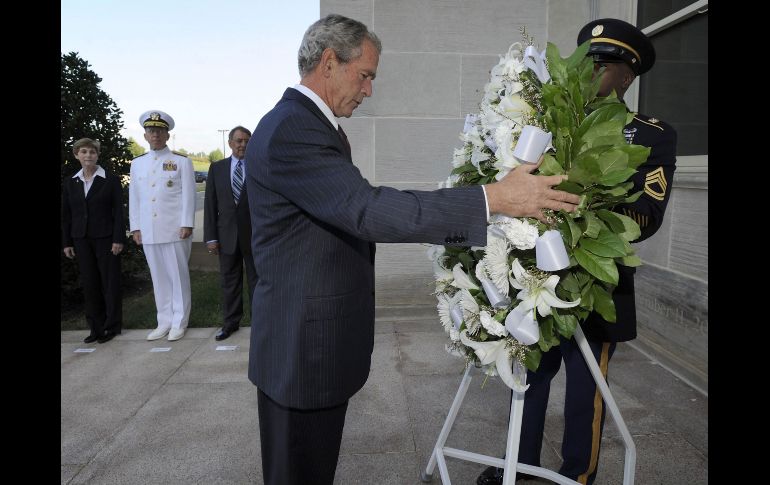 Bush coloca una ofrenda floral en el sitio del 11 de septiembre de 2001, ataque en el Pentágono. REUTERS  /