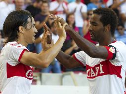 Cacau y Shinji Okazaki celebran gol ante el Hannover. EFE  /