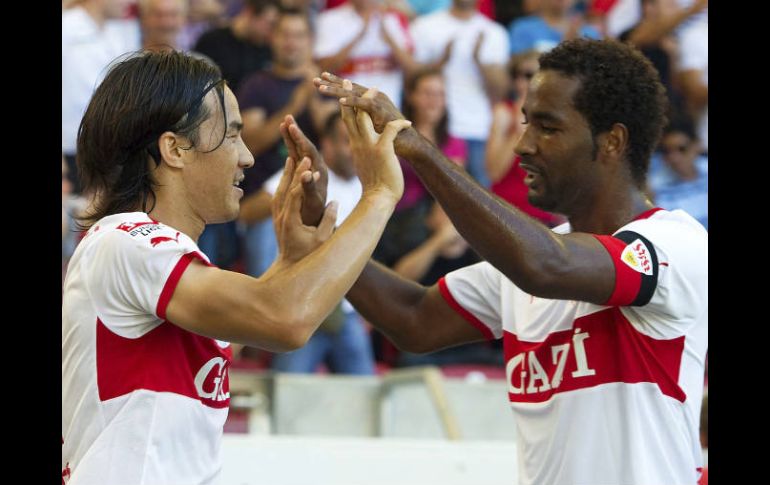 Cacau y Shinji Okazaki celebran gol ante el Hannover. EFE  /