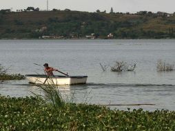 Más de 100 mil personas residentes de la ribera de Cajititlán descargaban sus desechos en esa laguna. ARCHIVO  /