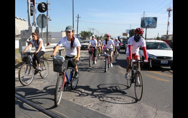 Alrededor de 400 ciclistas de diversas universidades de Jalisco participaron en el inédito paseo. A. HINOJOSA.  /