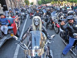 Motociclistas realizaron ayer un recorrido partiendo de la Plaza de Armas para llegar a Los Arcos de Zapopan. S. NÚÑEZ.  /