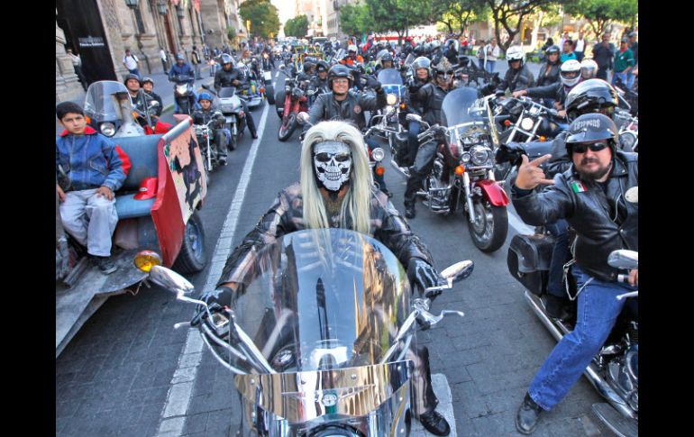 Motociclistas realizaron ayer un recorrido partiendo de la Plaza de Armas para llegar a Los Arcos de Zapopan. S. NÚÑEZ.  /