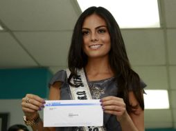 Miss Universo 2010 durante su visita a la Ciudad de Guatemala, con los resultados tras someterse a la prueba del VIH. EFE  /