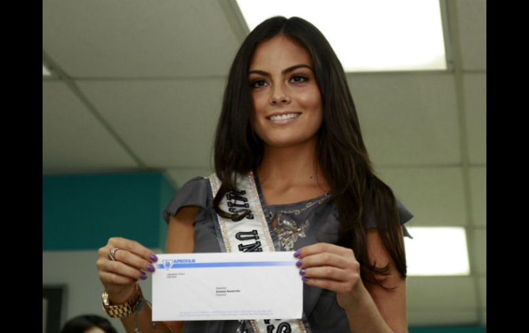 Miss Universo 2010 durante su visita a la Ciudad de Guatemala, con los resultados tras someterse a la prueba del VIH. EFE  /