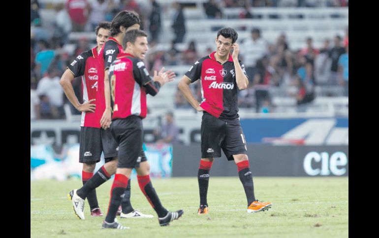 Los rojinegros lamentan el empate ante San Luis, anoche en el Estadio Jalisco por la fecha ocho del Apertura 2011. E. PACHECO  /