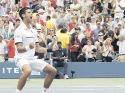 El tenista serbio Novak Djokovic festeja su triunfo sobre el suizo Roger Federer en la semifinal del US Open. AP  /