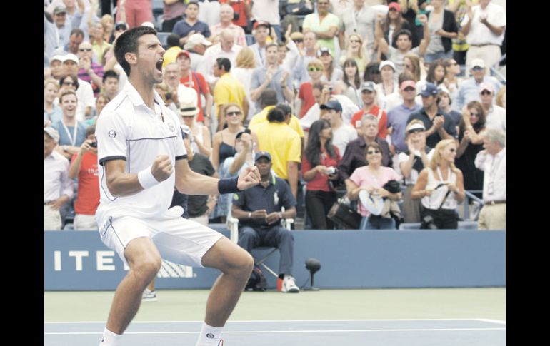 El tenista serbio Novak Djokovic festeja su triunfo sobre el suizo Roger Federer en la semifinal del US Open. AP  /