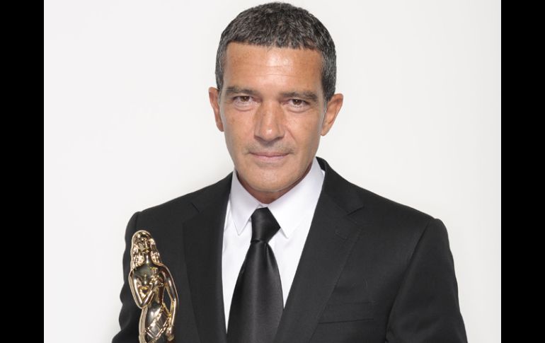 Banderas recogió el premio al mejor actor por su trabajo en la película de Woody Allen 'You Will Meet A Tall Dark Stranger'. AFP  /