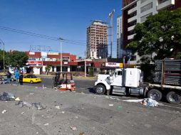 Desde tempranas horas se pudo ver sobre la avenida Chapultepec la cantidad de basura que quedó después del evento. E. PACHECO  /