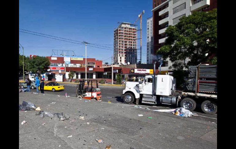 Desde tempranas horas se pudo ver sobre la avenida Chapultepec la cantidad de basura que quedó después del evento. E. PACHECO  /