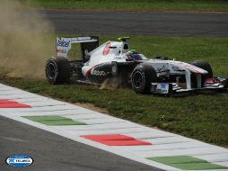 El auto de 'Checo' presentó una falla en la caja de velocidades, por lo que el piloto tuvo que abandonar la carrera. AFP  /