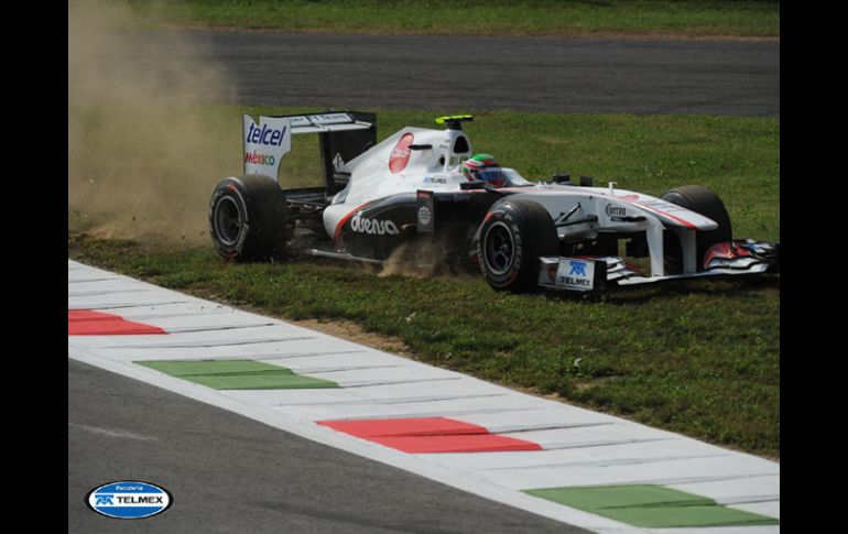 El auto de 'Checo' presentó una falla en la caja de velocidades, por lo que el piloto tuvo que abandonar la carrera. AFP  /