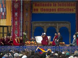 El Dalai Lama saluda a los seguidores reunidos en el encuentro del estadio de Cruz Azul. AFP  /