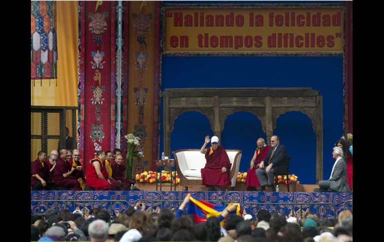 El Dalai Lama saluda a los seguidores reunidos en el encuentro del estadio de Cruz Azul. AFP  /