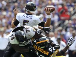 El tacleador de los Cuervos, Ramon Harewood (78) mantiene lejos a James Harrison de Joe Flacco (5). AP  /