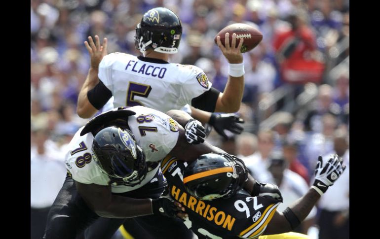 El tacleador de los Cuervos, Ramon Harewood (78) mantiene lejos a James Harrison de Joe Flacco (5). AP  /