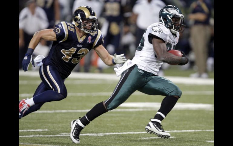 LeSean McCoy, de Filadelfia, (D), se aleja del defensa de San Luis Craig Dahl hacia la yarda 49. AP  /