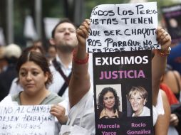 Los manifestantes muestran carteles en donde expresan su repudio por los recientes asesinatos de Marcela Yarce y Rocío González. NTX  /