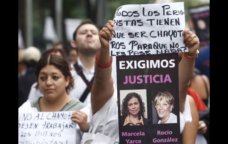 Los manifestantes muestran carteles en donde expresan su repudio por los recientes asesinatos de Marcela Yarce y Rocío González. NTX  /