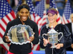 La conquistadora del US Open posa con su trofeo (D) a un lado de Serena Williams. AFP  /