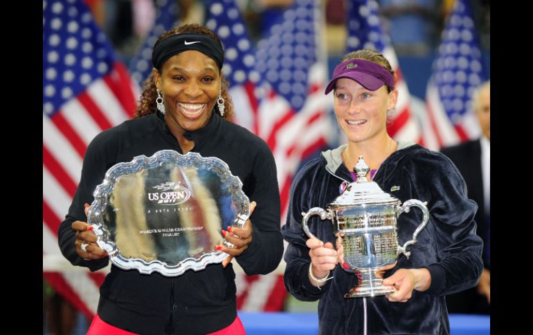 La conquistadora del US Open posa con su trofeo (D) a un lado de Serena Williams. AFP  /