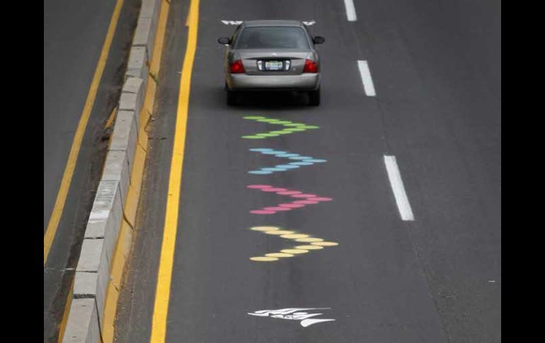 En algunas zonas del Anillo Periférico el carril de alta velocidad ya ha sido marcado. S. NÚÑEZ.  /