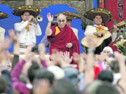 Un mariachi toca para el líder tibetano, que transmitió su mensaje de paz a casi 35 mil personas que acudieron al Estadio Azul. AP  /