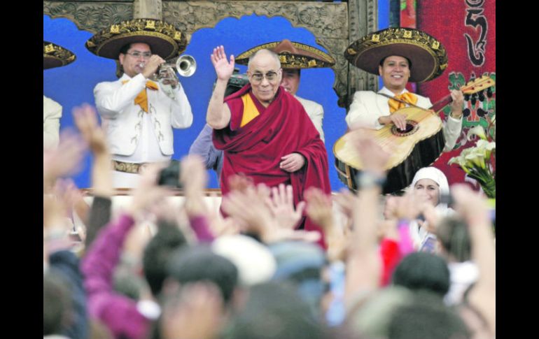 Un mariachi toca para el líder tibetano, que transmitió su mensaje de paz a casi 35 mil personas que acudieron al Estadio Azul. AP  /