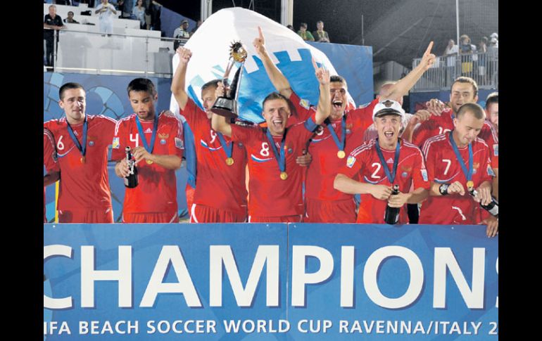 Los rusos festejan su primer título en futbol de playa de la FIFA, tras dar un concierto de goles sobre el favorito Brasil. AP  /