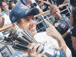 El piloto alemán Sebastian Vettel, celebra su victoria en Monza que lo coloca como virtual campeón de la Fórmula Uno. EFE  /