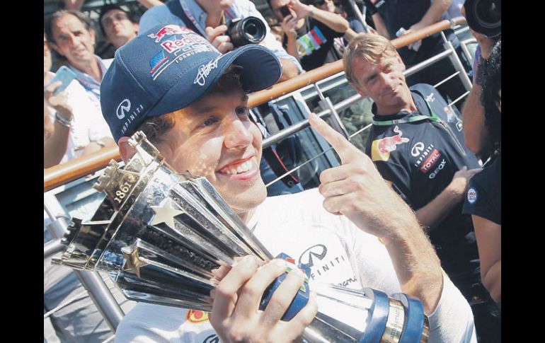 El piloto alemán Sebastian Vettel, celebra su victoria en Monza que lo coloca como virtual campeón de la Fórmula Uno. EFE  /