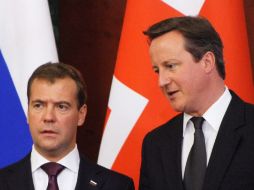 David Cameron atiende a la rueda de prensa ofrecida junto al presidente ruso Dimitry Medvédev. EFE  /