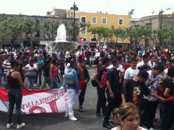 Los jóvenes y miembros de la FEG irrumpieron circulación en diversas calles, entre ellas, Hidalgo. E. OLVERA  /