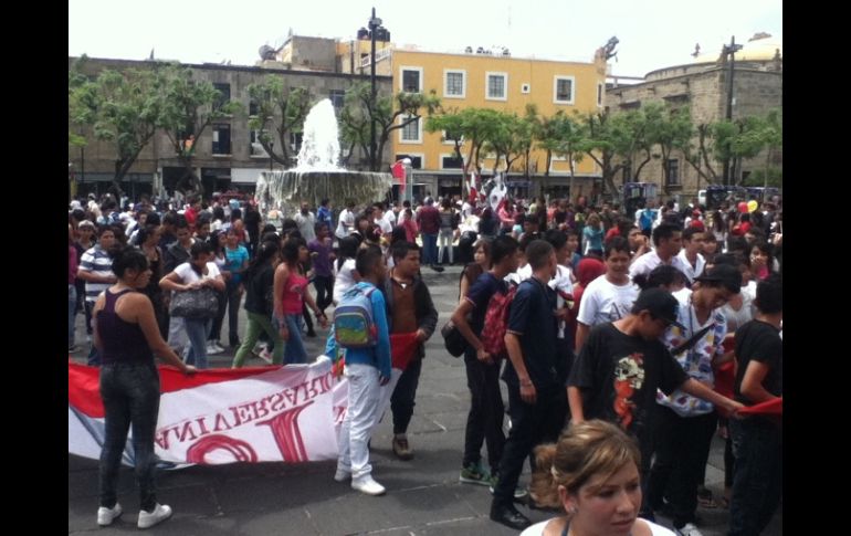 Los jóvenes y miembros de la FEG irrumpieron circulación en diversas calles, entre ellas, Hidalgo. E. OLVERA  /