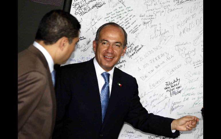 El presidente Felipe Calderón asistió a la comida que organiza la revista Líderes Mexicanos. EFE  /