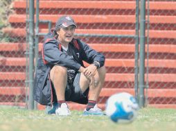 El técnico Rubén Omar Romano observó parte del entrenamiento del lunes sentado en un balón. S. NÚÑEZ  /