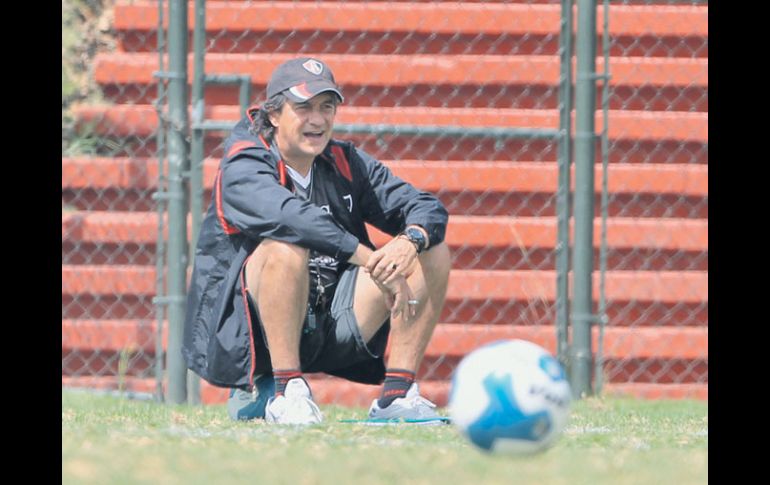 El técnico Rubén Omar Romano observó parte del entrenamiento del lunes sentado en un balón. S. NÚÑEZ  /