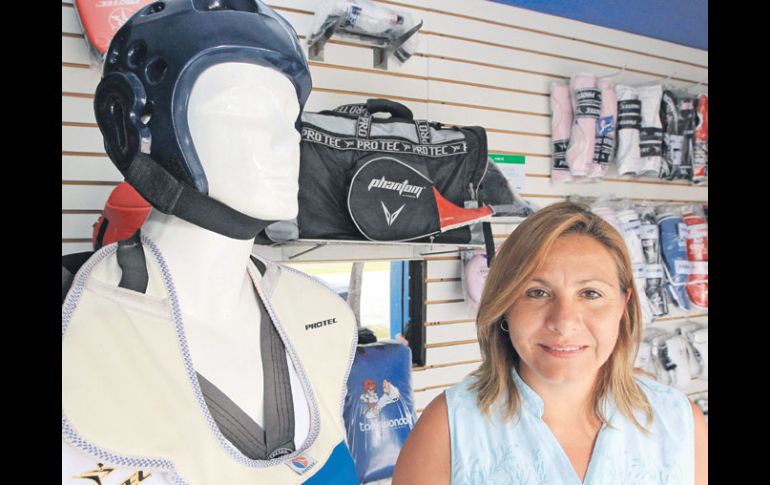 Mercedes Iberri, en una de las tiendas de artículos para taekwondo de las que se hace cargo. A. CAMACHO  /