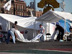 Integrantes del SME levantan el plantón que mantenían desde el pasado 3 de marzo en el Zócalo de la Ciudad de México. EL UNIVERSAL  /