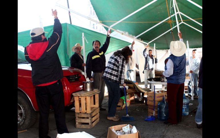 Por la mañana, los integrantes del SME trabajaron en el retiro de carpas de la plaza pública. EL UNIVERSAL  /