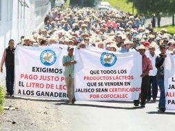 Aproximadamente dos mil manifestantes se plantaron frente a la expo ganadera acompañados de pancartas. E. PACHECO  /