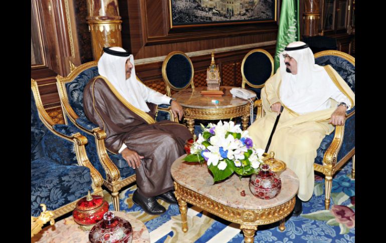 El rey Abdullah y el jeque Hamad bin Yasem al Zani. REUTERS  /